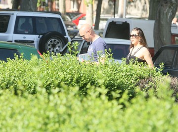 PEVALA NOVAKU ĐOKOVIĆU, danas OKOPAVA BAŠTU: Folkerka pokazala imanje, mikrofon okačila o klin: "Svega mi je preko glave"