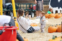 Gwiazdy z dziećmi na Mr. Bones Pumpkin Patch/ fot. East News
