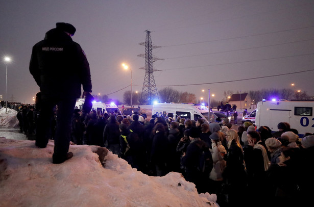 Rosjanie na cmentarzu Borisowskim w Moskwie żegnają Aleksieja Nawalnego