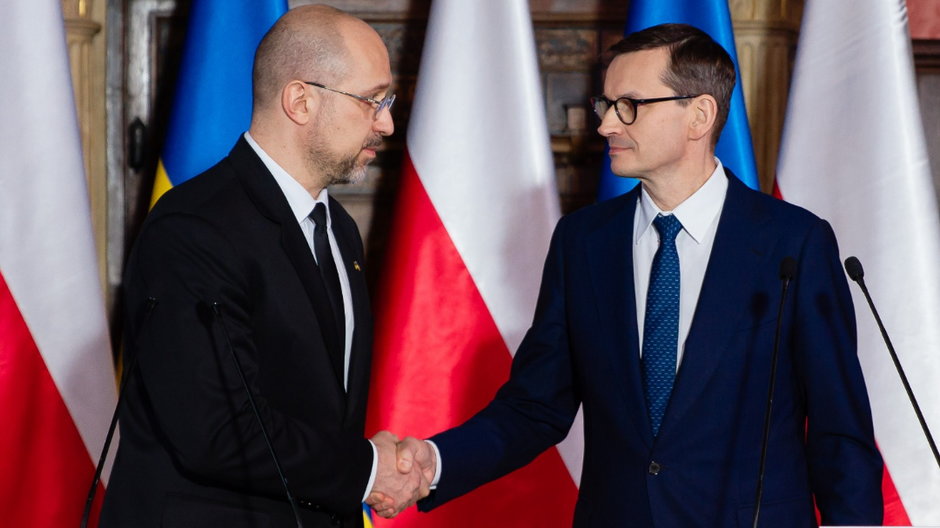 Premierzy Ukrainy i Polski: Denys Szmyhal (L) i Mateusz Morawiecki (P)
