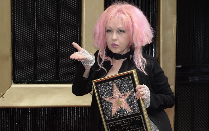 Oto film z uroczystości odsłonięcia gwiazdy Cyndi Lauper