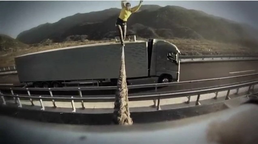 Fejt Diki hoda po užetu razapetom između dva kamiona