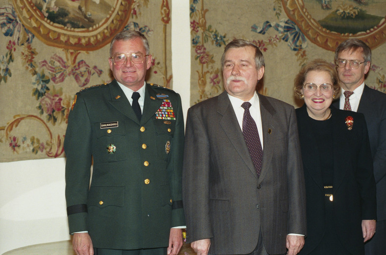 Spotkanie prezydenta Lecha Wałęsy (drugi od lewej) z gen. Johnem Shalikashvilim (pierwszy od lewej) i Madeleine Albright (trzecia od lewej), wysłannikami prezydenta USA (07.01.1994)