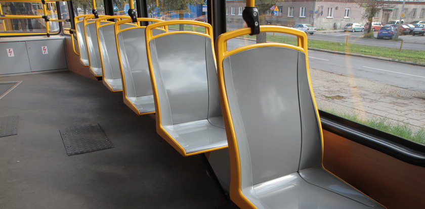 Plastikowe siedzenia w tramwajach
