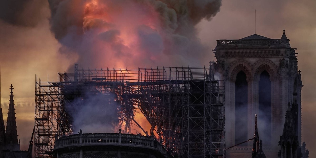 Odbudujemy katedrę Notre Dame - zapewnił prezydent Francji Emmanuel Macron. Zaapelował również o rozpoczęcie zbiórki pieniędzy na odbudowę paryskiej świątyni.