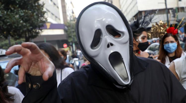 Halloweeni maszkban ordibáltak a gyerekekre egy bölcsőde dolgozói