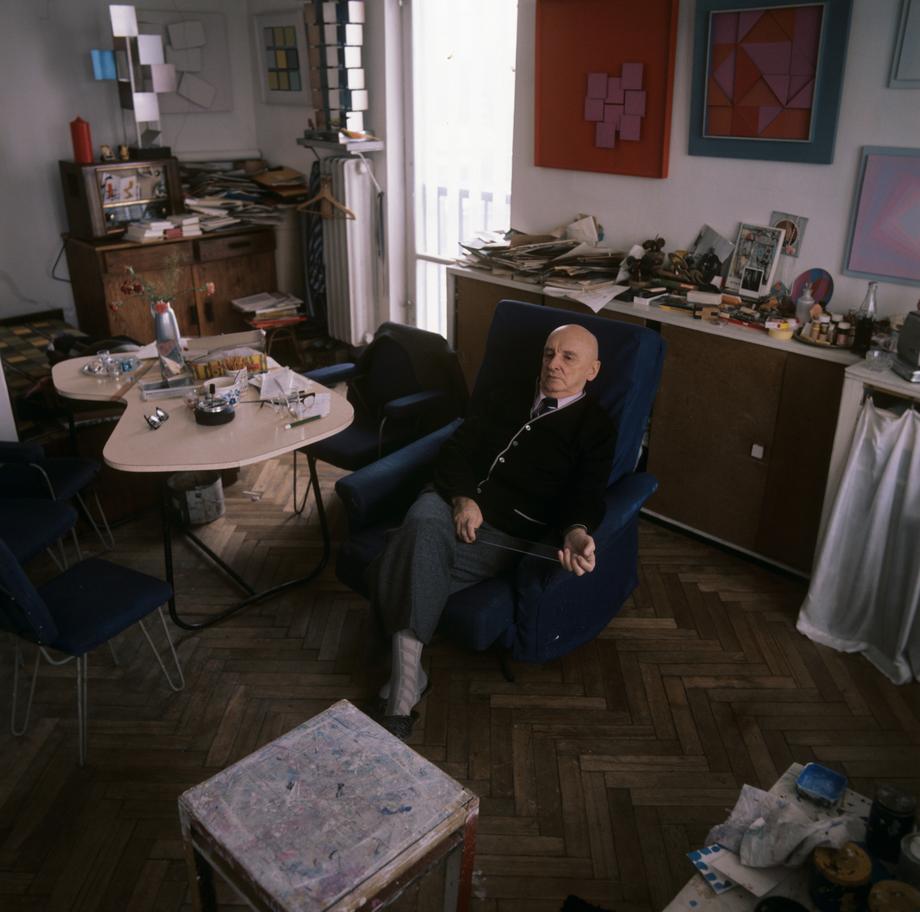 Malarz abstrakcjonista Henryk Stażewski w swoim mieszkaniu-pracowni.
