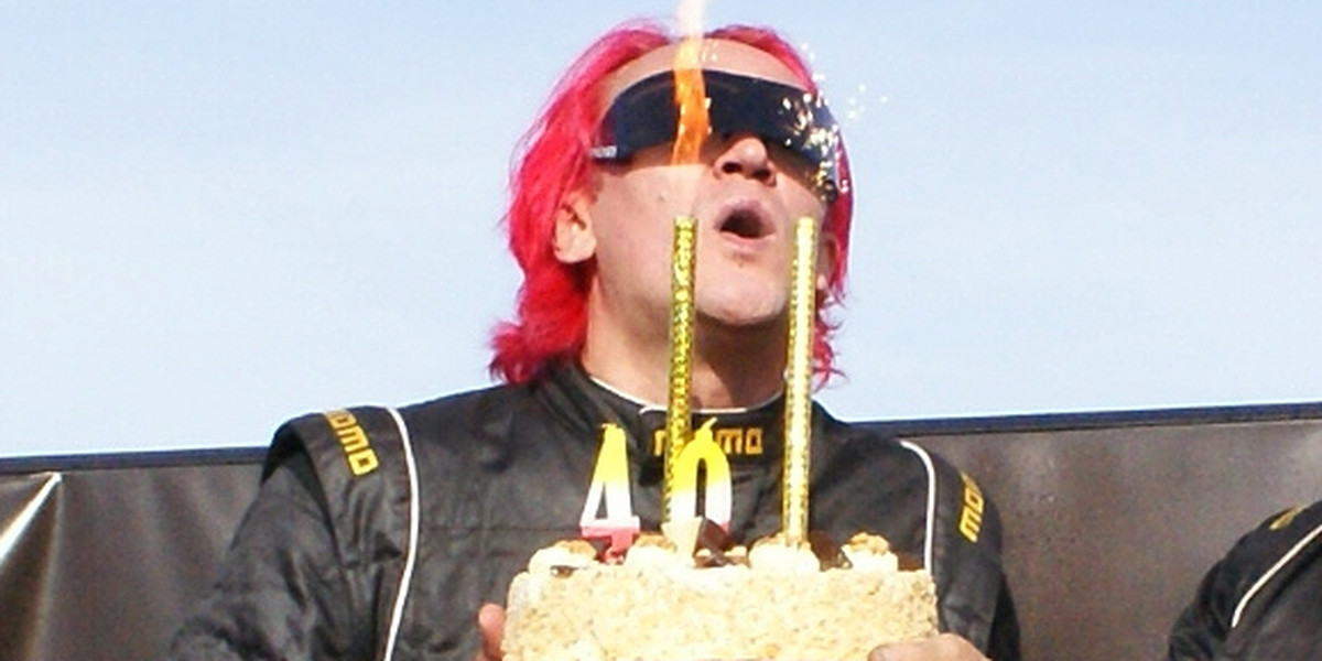 Michał Wiśniewski z tortem podczas rajdu Baja Poland