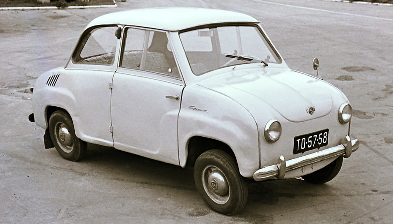 10.Glas Goggomobil T300 z 1961 r., silnik dwusuwowy 2-cylindrowy 296 cm3, chłodzony powietrzem, umieszczony z tyłu pojazdu – napęd na tylne koła