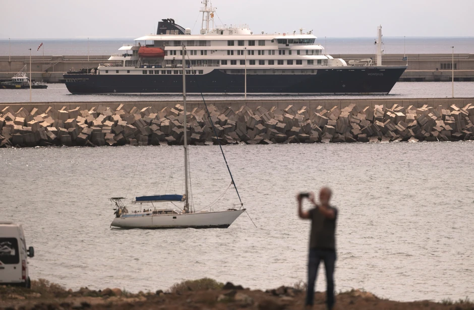 Kruzer Hondijus u luci Granadilja na Tenerifima, Kanarska Ostrva, 11. maja