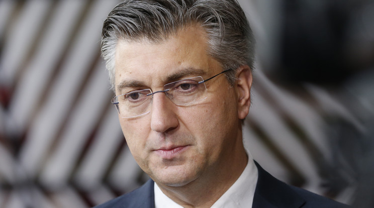 A horvát miniszterelnök, Andrej Plenkovic és pártja korrupciós botrány miatt kénytelen magyarázkodni. /Fotó: MTI/EPA/Julien Warnand