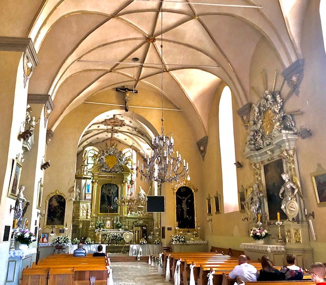Janowiec - kolejny kościół powstał w 1535 i był ufundowany przez Piotra Firleja, z częściowym wykorzystaniem starego kościoła gotyckiego. W roku 1559, gdy Firlejowie przyjęli wyznanie ewangelicko-reformowane, kościół został zamieniony na zbór kalwiński.