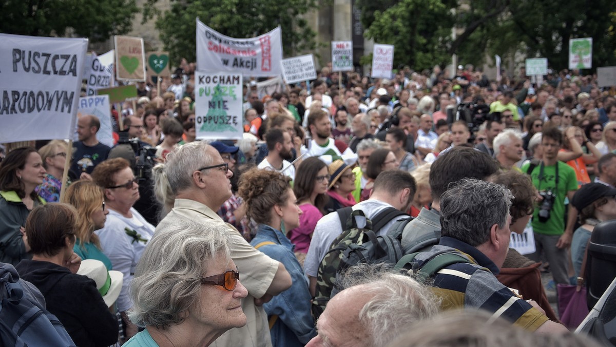 Mimo postanowienia Trybunału Sprawiedliwości Unii Europejskiej o wstrzymaniu wycinki drzew w Puszczy Białowieskiej dzisiaj harwestery znowu wyjechały do pracy. Decyzja o niedostosowaniu się do postanowienia Trybunału jest ewenementem w historii Unii Europejskiej. Do tej pory żadne z państw nie zignorowało postanowień tego organu.