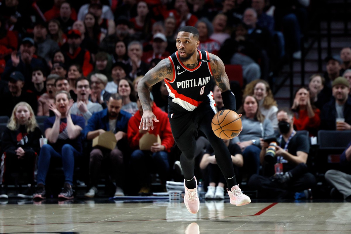 Feb 26, 2023; Portland, Oregon, USA; Portland Trail Blazers point guard Damian Lillard (0) dribbles the ball on a fast break during the first half against the Houston Rockets at Moda Center. Mandatory Credit: Soobum Im-USA TODAY Sports/Sipa USA KOSZYKOWKA NBA FOT. SIPAUSA/NEWSPIX.PL POLAND ONLY! --- Newspix.pl *** Local Caption *** www.newspix.pl mail us: zamowienia@newspix.pl --- Polish Picture Agency by Ringier Axel Springer Poland