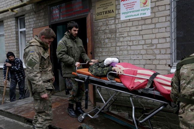 Ewakuacja zniszczonego szpitala w Artiomowsku. Rannych transportowano do Charkowa.