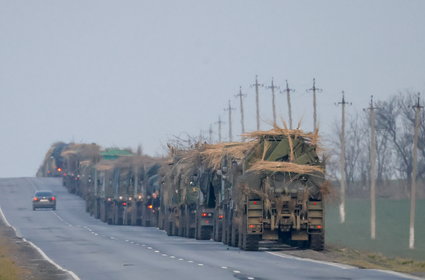 Rosyjskie wojska używają dywanów i sadzonek drzew jako kamuflażu
