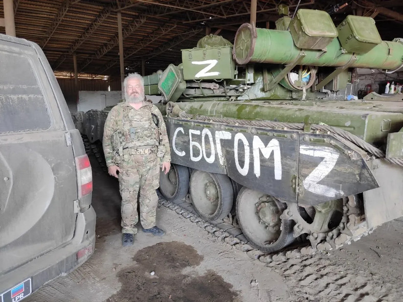 O. Dmitrij Wasilienkow na froncie w Ukrainie. Napis na boku pojazdu "Z Bogiem" oraz litera "Z"