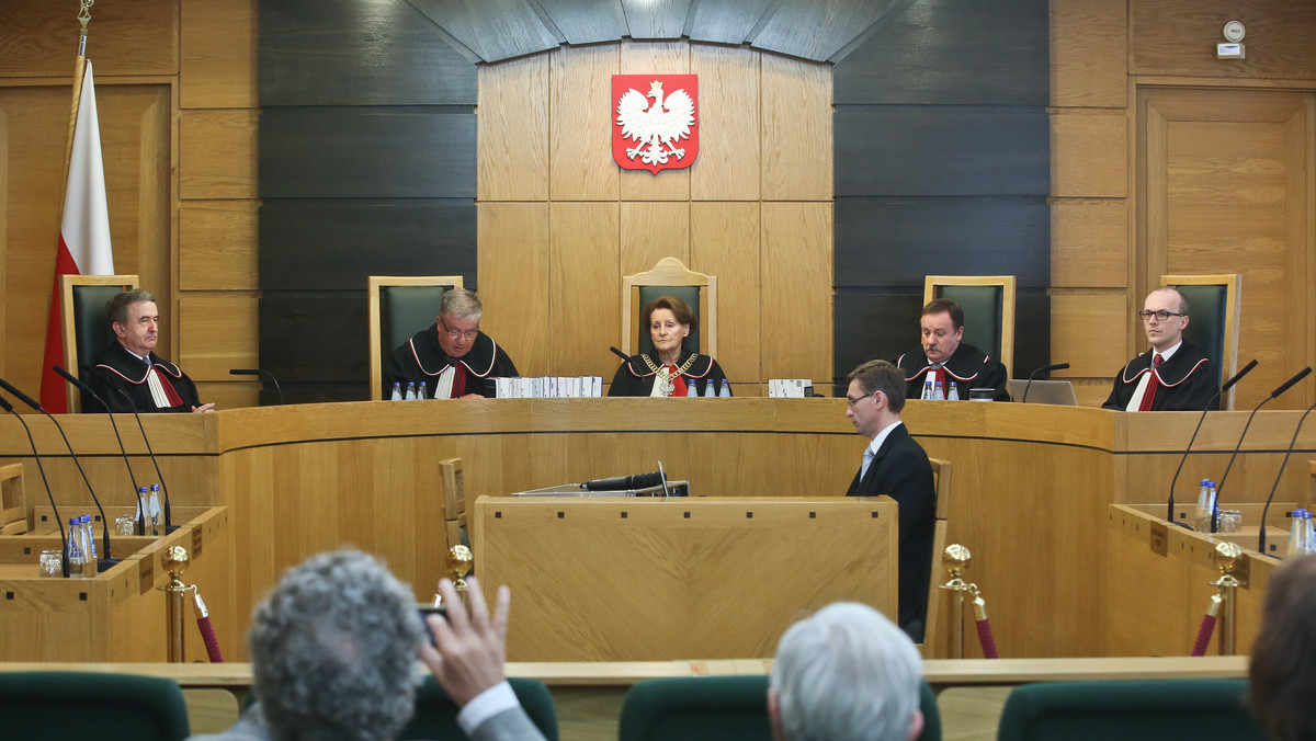 Przepisy ustawy o referendum lokalnym mówiące o tzw. sądowym przyspieszonym trybie wyborczym są zgodne z konstytucją - orzekł dziś Trybunał Konstytucyjny w składzie pięciu sędziów. Zdanie odrębne do wyroku zgłosił sędzia Piotr Pszczółkowski.