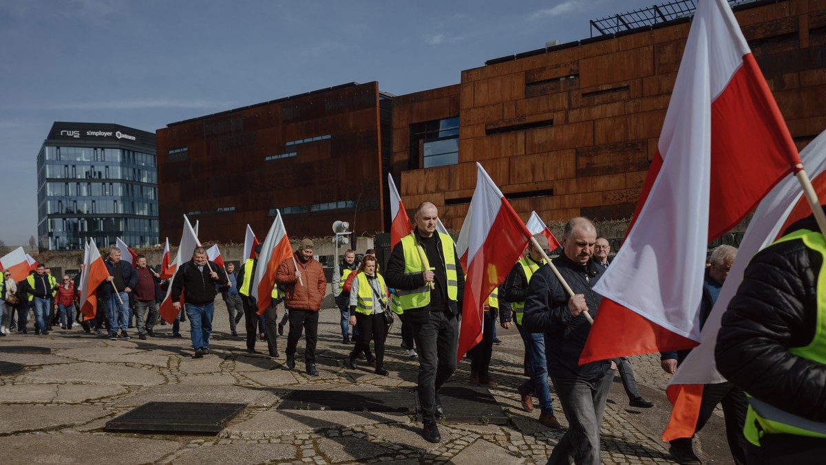 Komisja Europejska przyjęła tymczasowe środki zapobiegawcze, dotyczące przywozu z Ukrainy pszenicy, kukurydzy, nasion rzepaku i słonecznika.