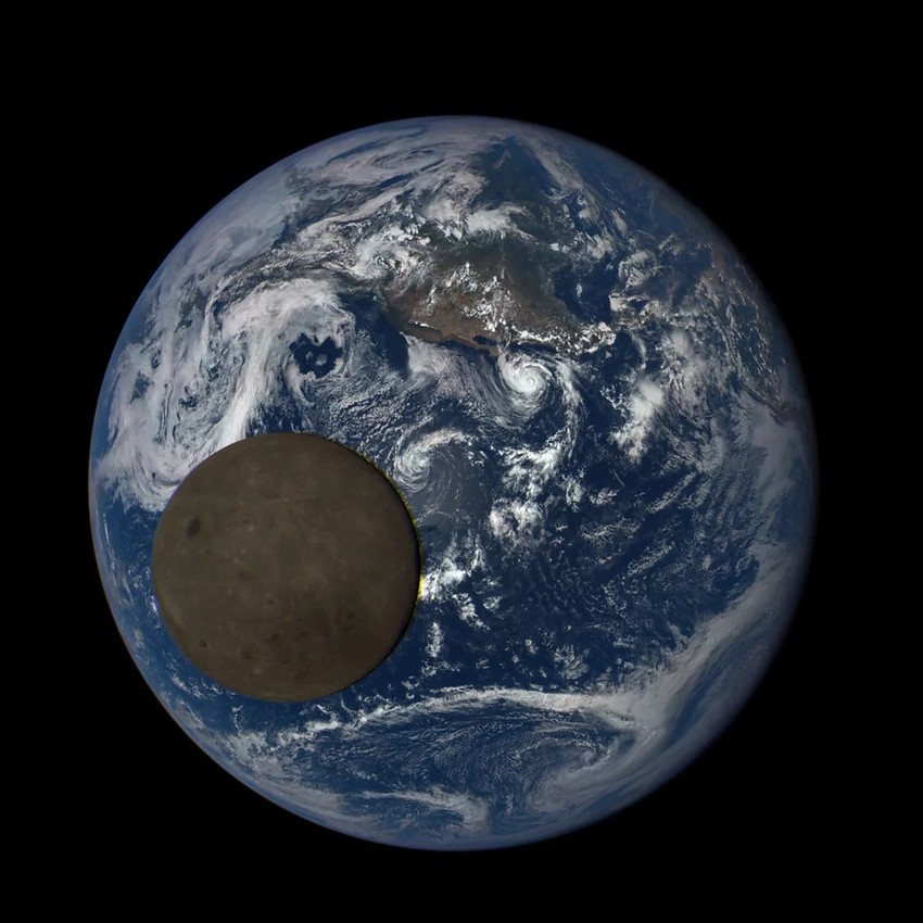 Prelazak Meseca ispred suncem obasjanog diska Zemlje