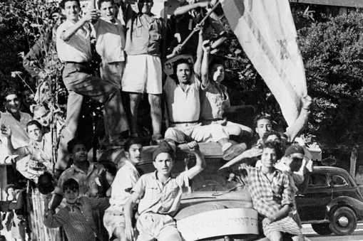 Żydzi świętują proklamację nowego państwa Izrael w Tel Awiwie, 4 maja 1948 r.