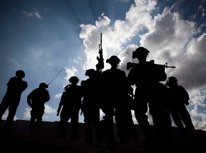 Żołnierze izraelscy zajmuja pozycje podczas starć z Palestyńczykami w Ramallah