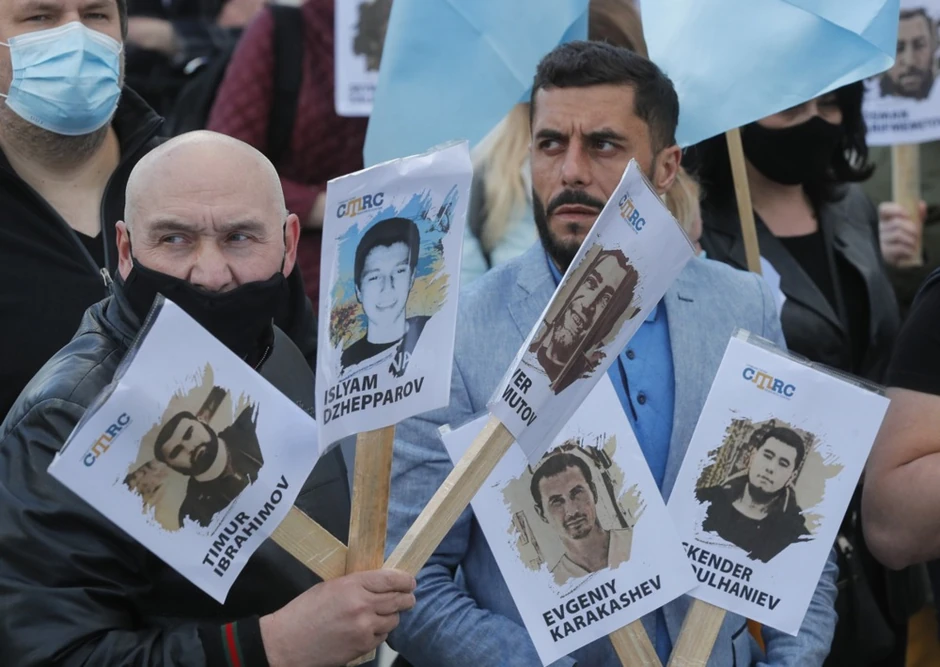 Krimski Tatari sa slikama aktivista uhapšenih nakon aneksije Krima 2014. na komemoraciji u Kijevu 2020.