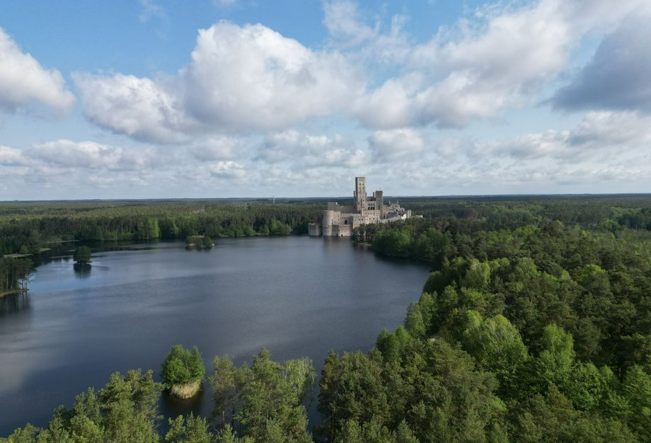 Tak prezentuje się zamek w połowie maja 2023 r.