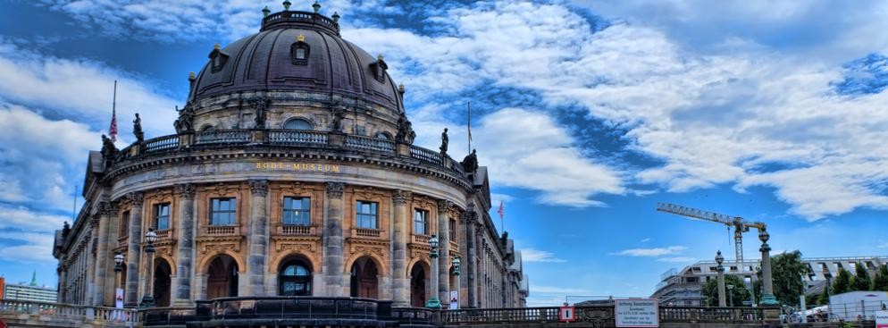 10.  Wyspa Muzeów w Berlinie – położna w centrum Berlina na rzece Sprewie jest jednym z najważniejszych kompleksów muzealnych na całym świecie, obejmującym: Muzeum im. Bodego, Muzeum Pergamońskie, Nowe Muzeum, Starą Galerię Narodową oraz Stare Muzeum. Od 1999 roku Wyspa Muzeów została wpisana na listę światowego dziedzictwa kulturowego UNESCO, jako przykład unikatowego zespołu architektonicznego i kulturalnego.