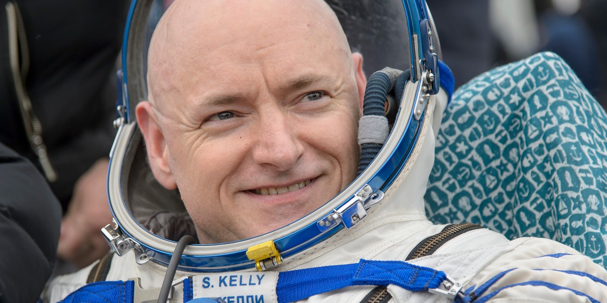 Kapitan NASA Scott Kelly w latach 2015-2016 przez 340 dni przebywał na Międzynarodowej Stacji Kosmicznej. Jest przykładem na to, jak reaguje ludzki organizm na dłuższy pobyt w stanie nieważkości.