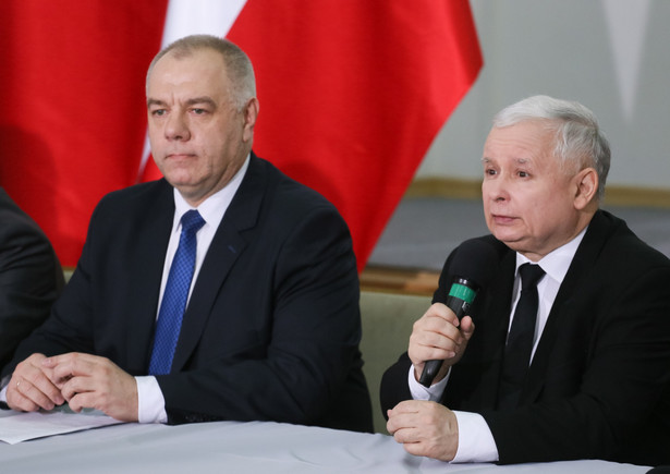 Jarosław Kaczyński i Jacek Sasin podczas konferencji prasowej Społecznego Komitetu Budowy Pomników.