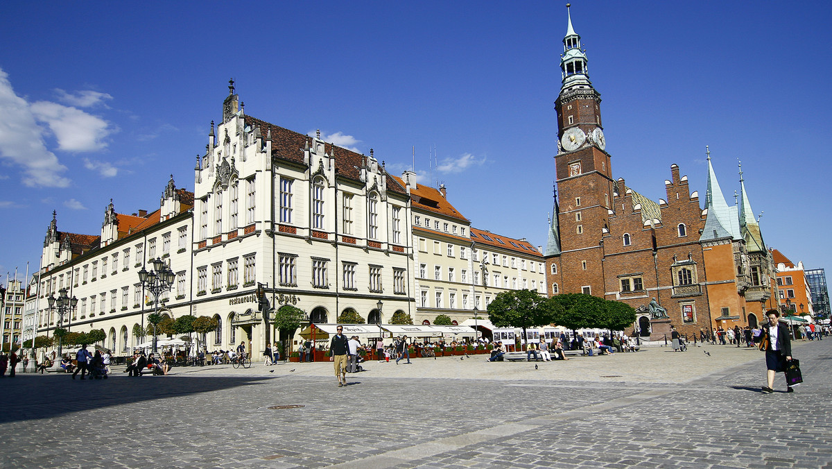 Około stu osób, głównie uczniów i ich rodziców, wzięło udział w manifestacji przeciwników likwidacji szkół na Dolnym Śląsku, która we wtorek odbyła się we Wrocławiu. Samorządy chcą zlikwidować ok. 80 placówek oświatowych w regionie.