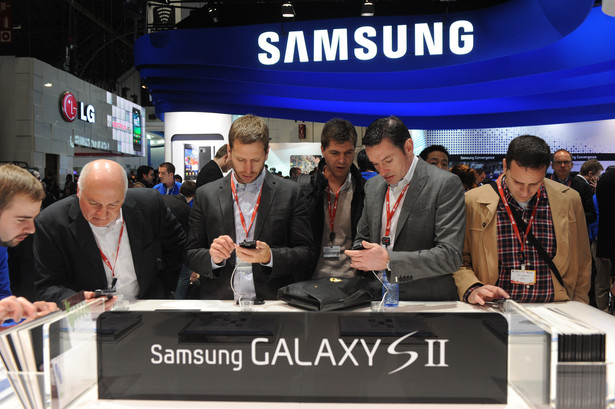 Klienci oglądają smartfony Galaxy S II podczas pokazu w Barcelonie. Fot. Denis Doyle/Bloomberg