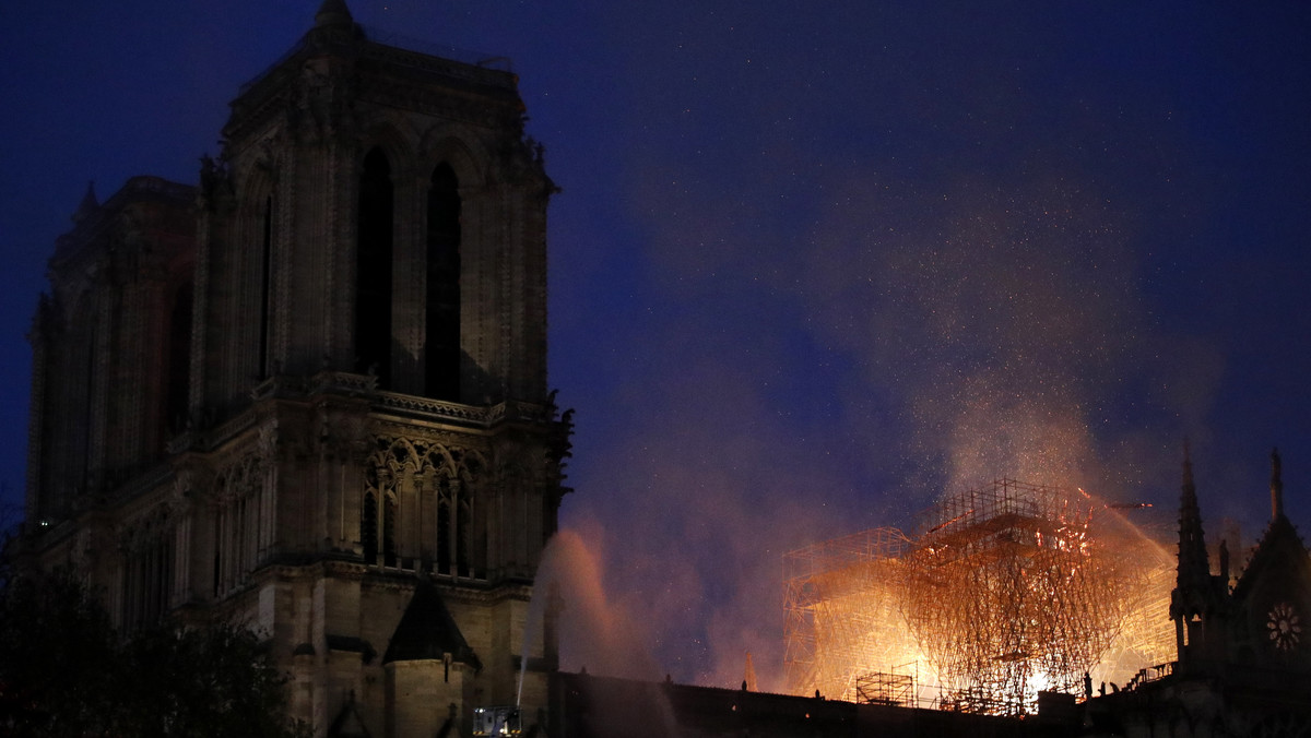 <strong>Stolica Apostolska jest w szoku z powodu pożaru katedry Notre Dame - ogłosił rzecznik Watykanu Alessandro Gisotti. Zapewnił o bliskości z mieszkańcami Paryża i francuskimi katolikami.</strong>
