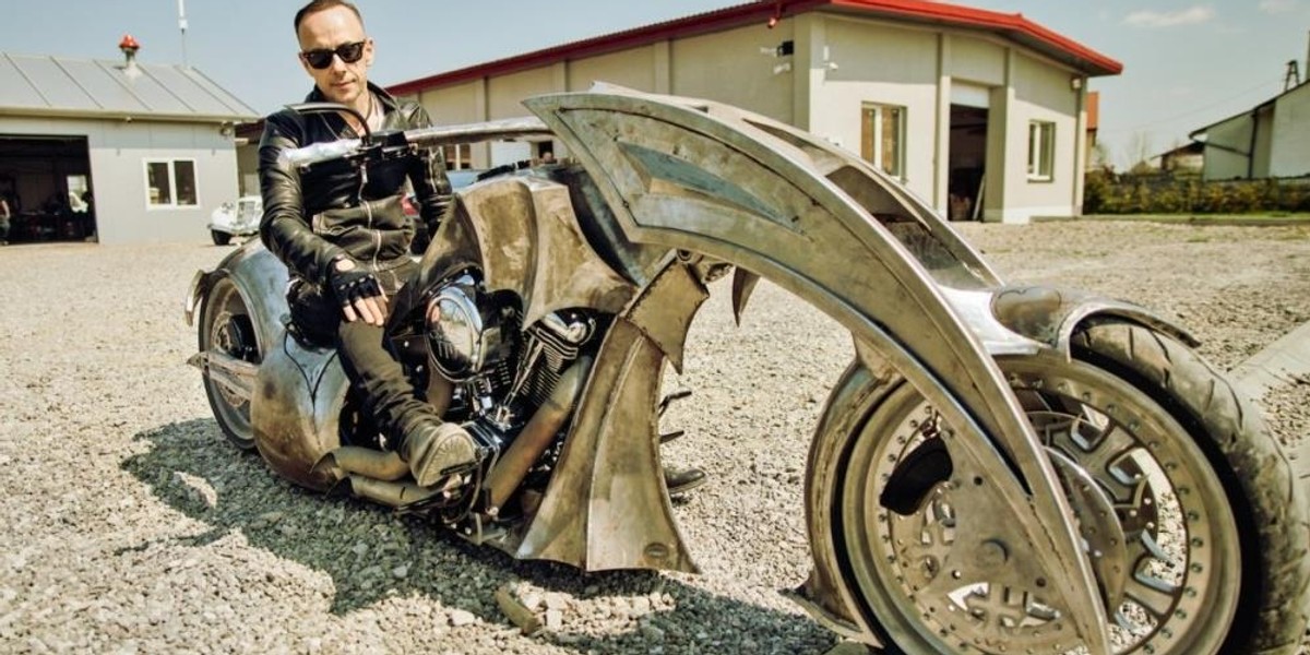 Nergal na motocyklu zbudowanym dla jego zespołu