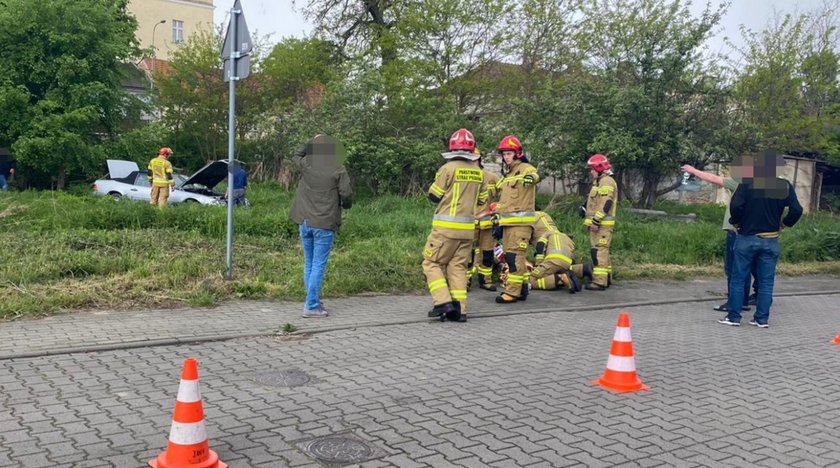 Staranował autem płot i spadł ze skarpy. 