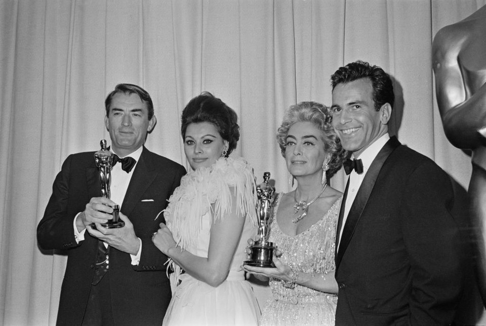 Gregory Peck, Sophia Loren, Joan Crawford i Maximilian Schell na 35. ceremonii wręczenia Oscarów w 1963 r.