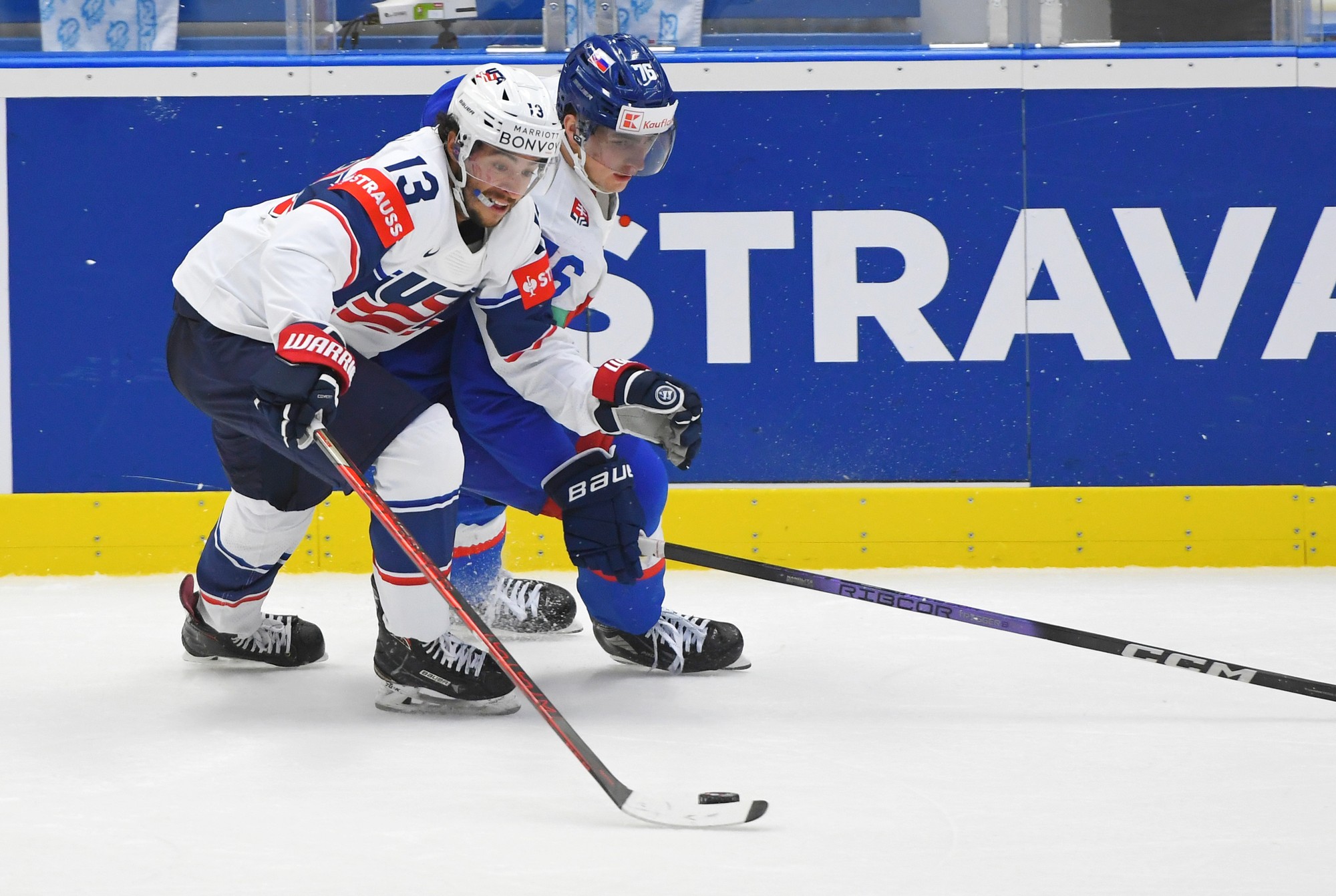 Sprava slovenský útočník Martin Pospíšil a americký útočník Johnny Gaudreau.