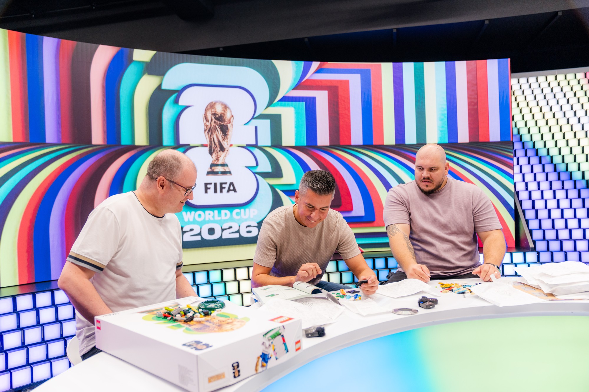 Marcel Merčiak, Ľuboš Hlavena a Michal Jantoška pri stavbe futbalovej trofeje.