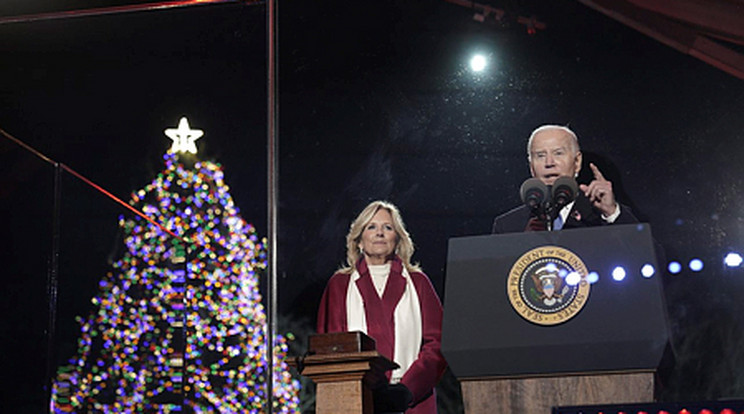 Joe Biden megragadta az alkalmat és egy rövid beszéd keretein belül kívánt boldog karácsonyt az amerikaiaknak. / Fotó: MTA/ EPA