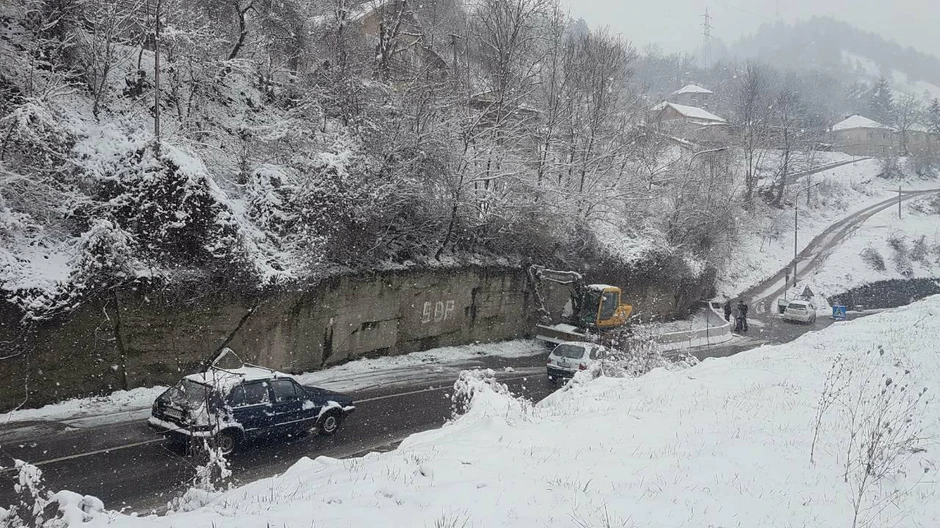 Pukao potporni zid između puta i brda na kome se nalazi naselje