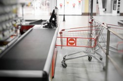 Znana sieć hipermarketów zamyka sklepy. Wyprzedaje towar w atrakcyjnych cenach