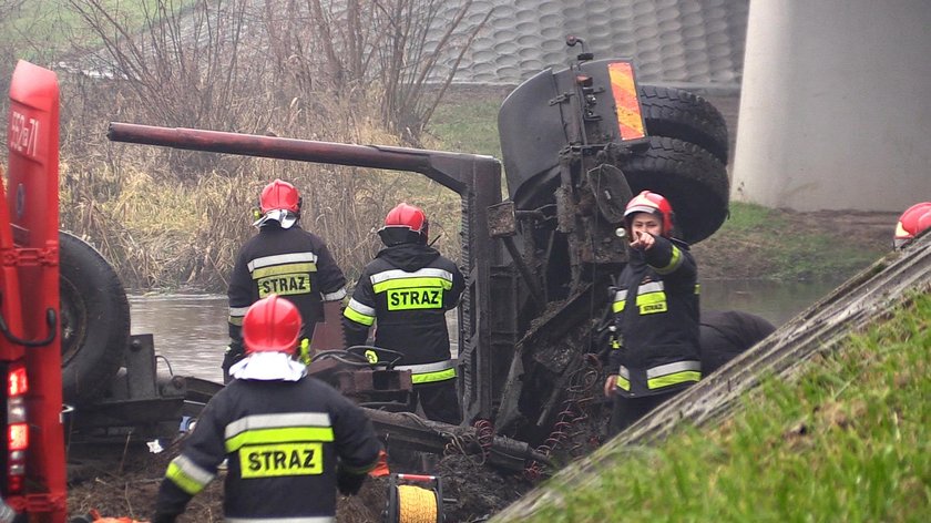 Tir wpadł do rzeki, zginął kierowca. Nowe fakty