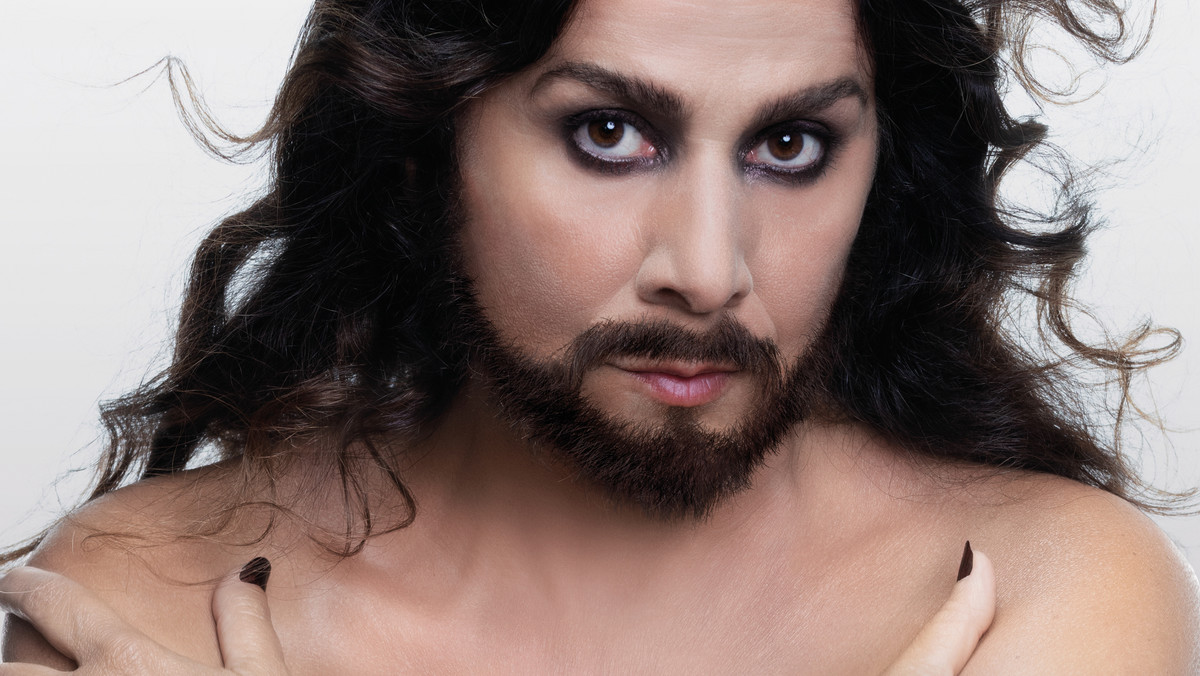 Podobieństwo jest niewątpliwe, ale z okładki tej płyty nie patrzy na nas drag queen, Conchita Wurst, tylko atrakcyjna Włoszka w przebraniu.