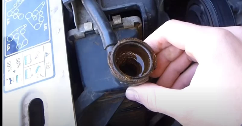Detail chladiča auta s nečistotami a usadeninami – zanesený chladič nedokáže efektívne odvádzať teplo a zvyšuje riziko prehriatia motora počas dlhej jazdy. 