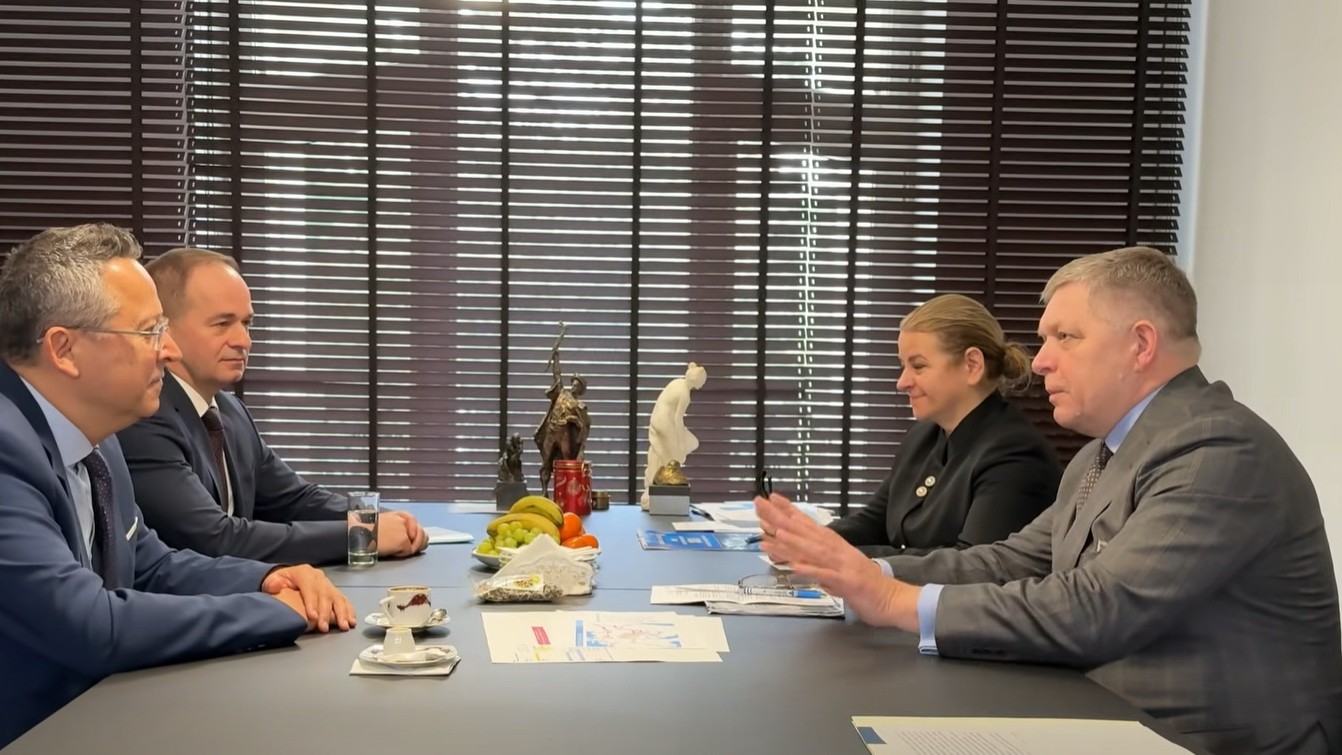 Bývalý generálny riaditeľ Slovenskej elektrizačnej a prenosovej sústavy Martin Magáth sedí po boku ministra financií Ladislava Kamenického počas rokovania s predsedom vlády Robertom Ficom o zastavení dodávok núdzovej elektriny na Ukrajinu. (Zdroj: FB/Robert Fico)