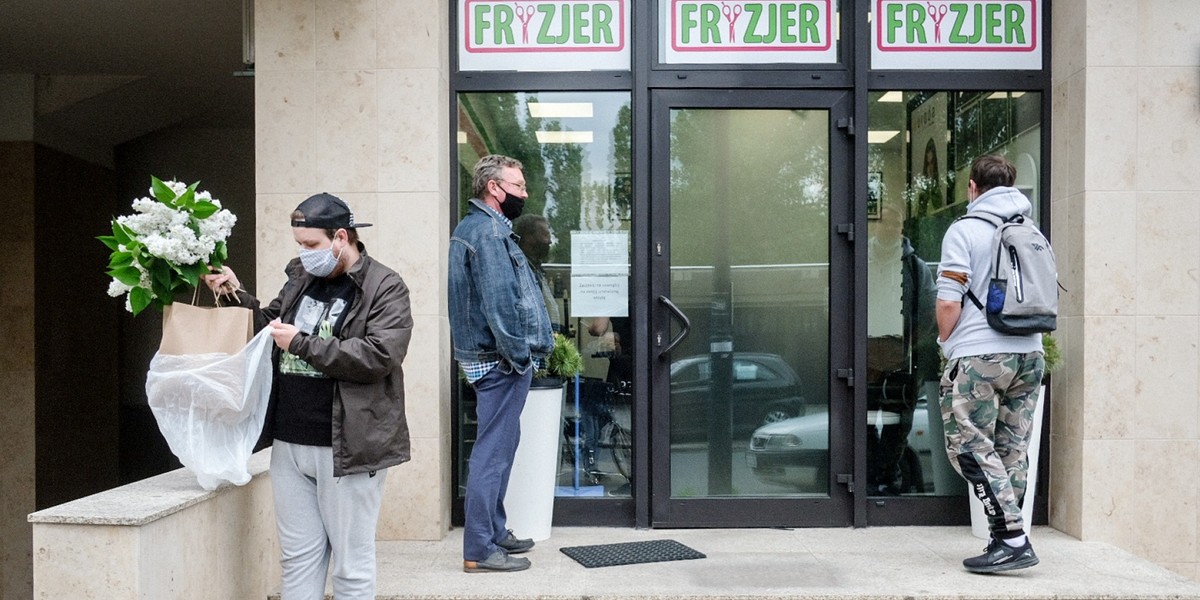 Kolejka do fryzjera to nowy widok w nowej rzeczywistości. 