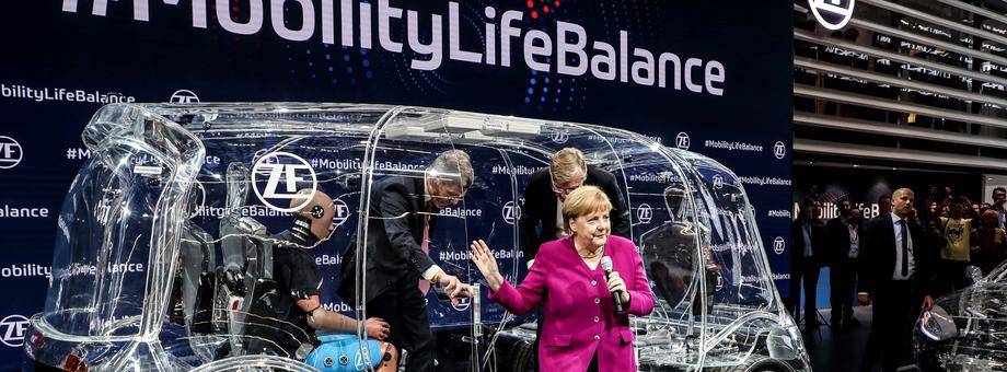 Kanclerz Angela Merkel wysiada z samochodu ZF na targach IAA. Frankfurt nad Menem, 12 września 2019 r. 
