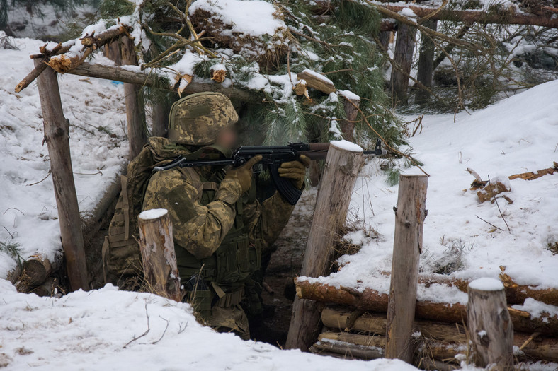 Szkolenie żołnierzy ukraińskich na poligonie w Wędrzynie w województwie lubuskim, 7 grudnia 2023 r.