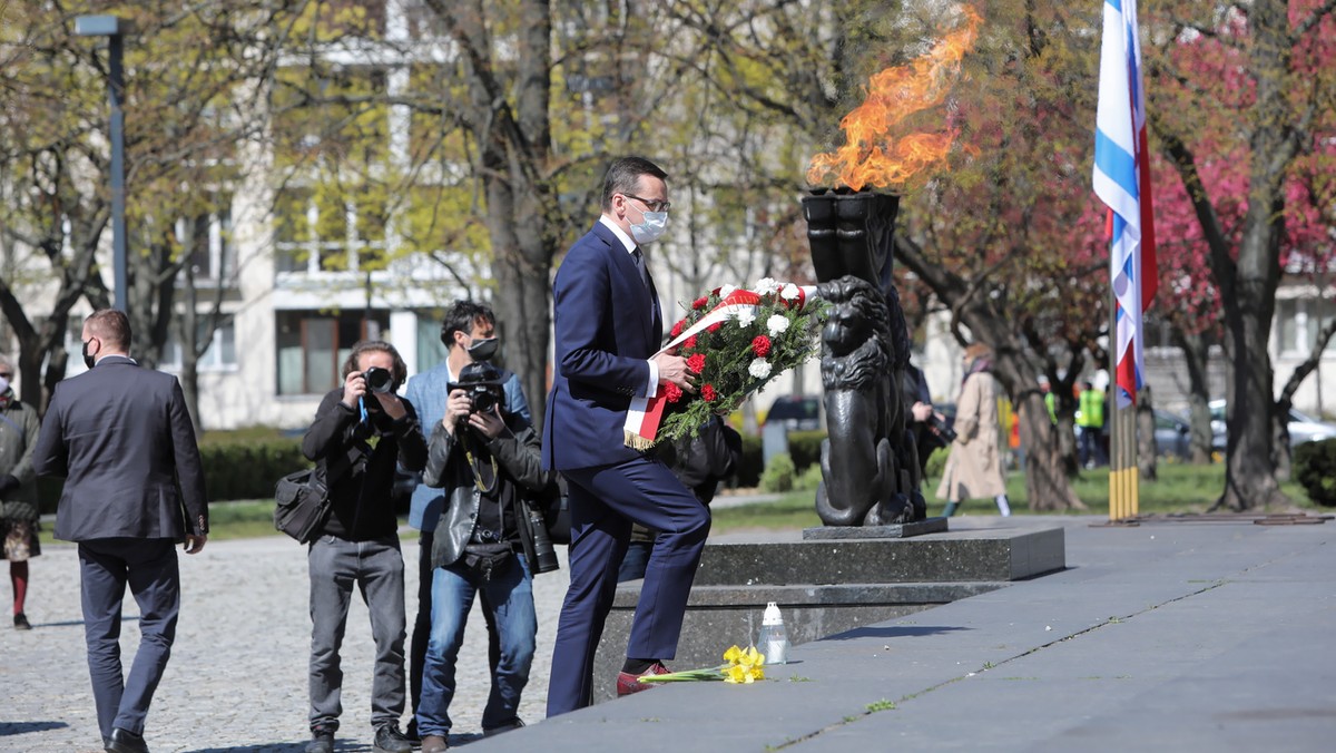 Mija właśnie 77. rocznica powstania w getcie warszawskim. Premier Mateusz Morawiecki, a nieco wcześniej – osobno – kandydat lewicy na prezydenta Robert Biedroń, złożyli kwiaty pod Pomnikiem Bohaterów Getta. Sposób upamiętnienia ofiar powstania natychmiast wywołał kontrowersje i pokazuje jak na dłoni, do jakich problemów doprowadziła partyjna wojna w naszym kraju.